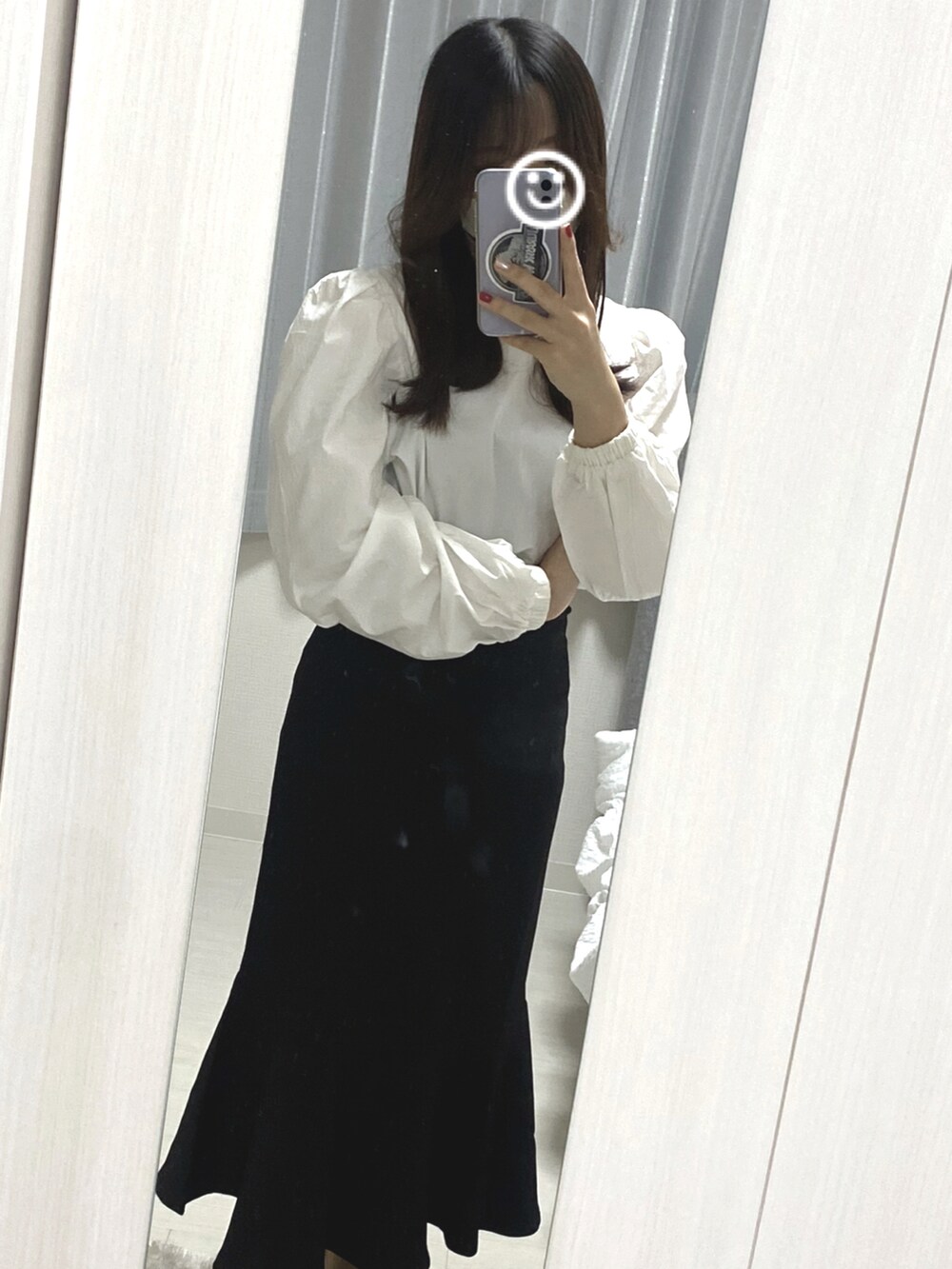 ブラック系のスカート、ホワイト系のシャツ/ブラウスを着用したレディースの秋コーディネートの2枚目の写真