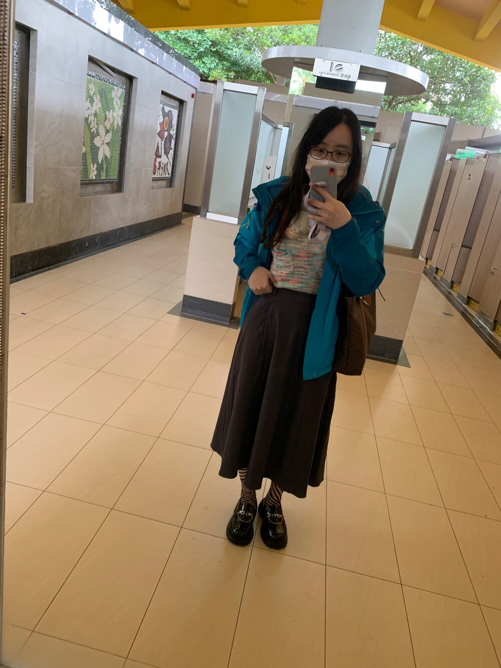 グレー系のスカートを着用したレディースの冬コーディネートの2枚目の写真