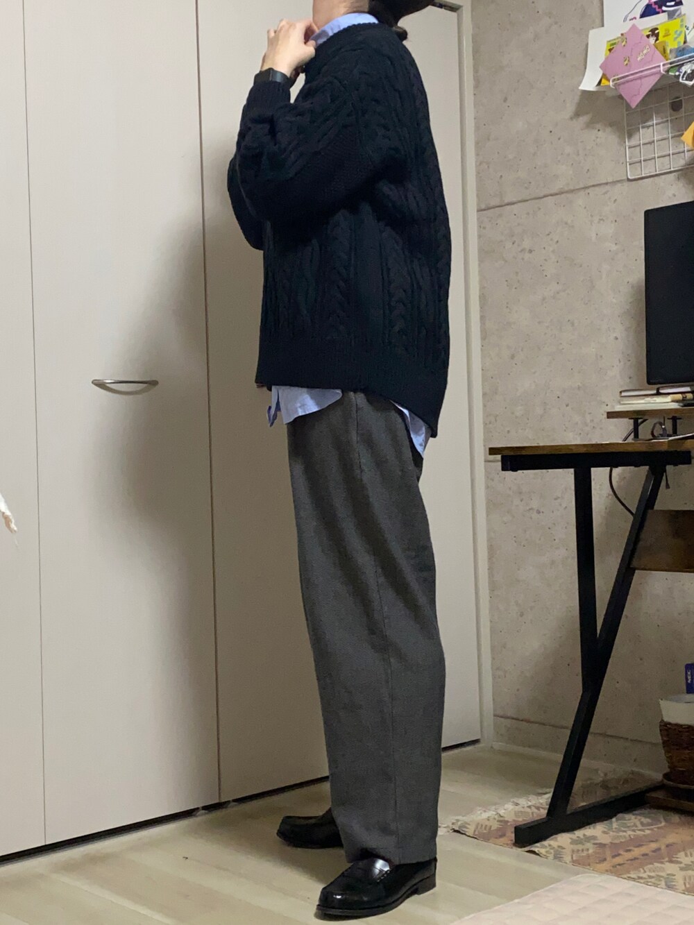 ブルー系のシャツ/ブラウス、ブラック系のローファーを着用したレディースの冬コーディネートの2枚目の写真