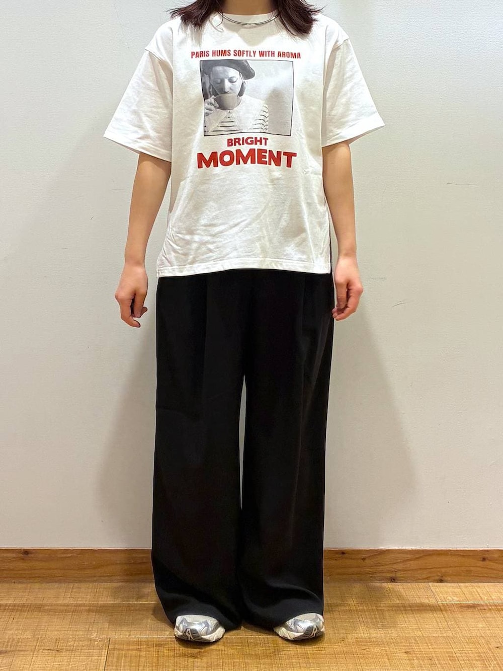 その他のトートバッグ、ブルー系のデニムジャケット、ブラック系のその他パンツを着用したレディースの春コーディネートの4枚目の写真