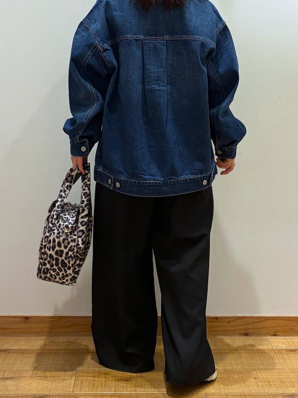 その他のトートバッグ、ブルー系のデニムジャケット、ブラック系のその他パンツを着用したレディースの春コーディネートの3枚目の写真