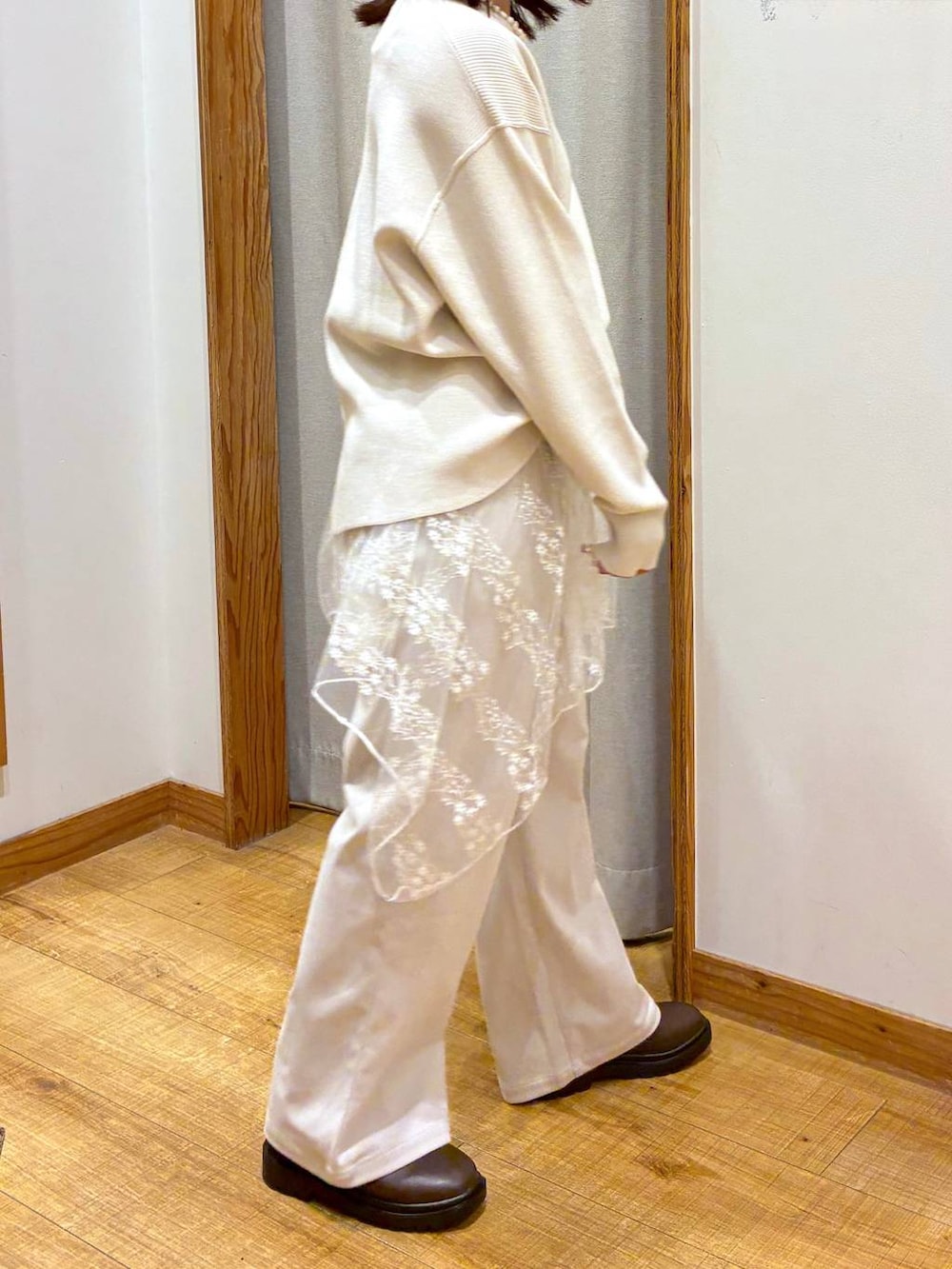 グレー系のその他パンツ、ベージュ系のショルダーバッグ、ブラウン系のブーツを着用したレディースの冬コーディネートの2枚目の写真