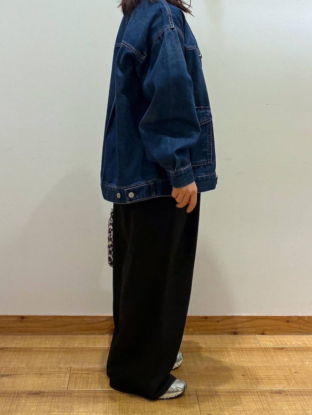 その他のトートバッグ、ブルー系のデニムジャケット、ブラック系のその他パンツを着用したレディースの春コーディネートの2枚目の写真