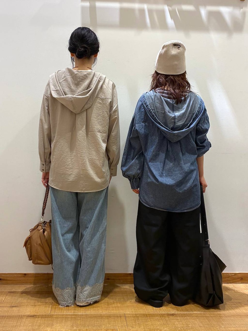 ブルー系のシャツ/ブラウス、グレー系のタンクトップ、ホワイト系のTシャツ/カットソーを着用したレディースの夏コーディネートの3枚目の写真