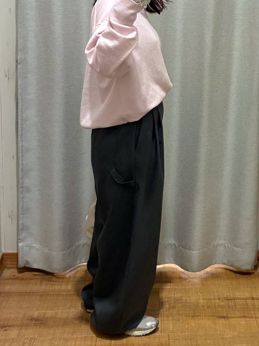 ホワイト系のショルダーバッグ、ホワイト系のTシャツ/カットソー、ピンク系のニット/セーターを着用したレディースの冬コーディネートの2枚目の写真