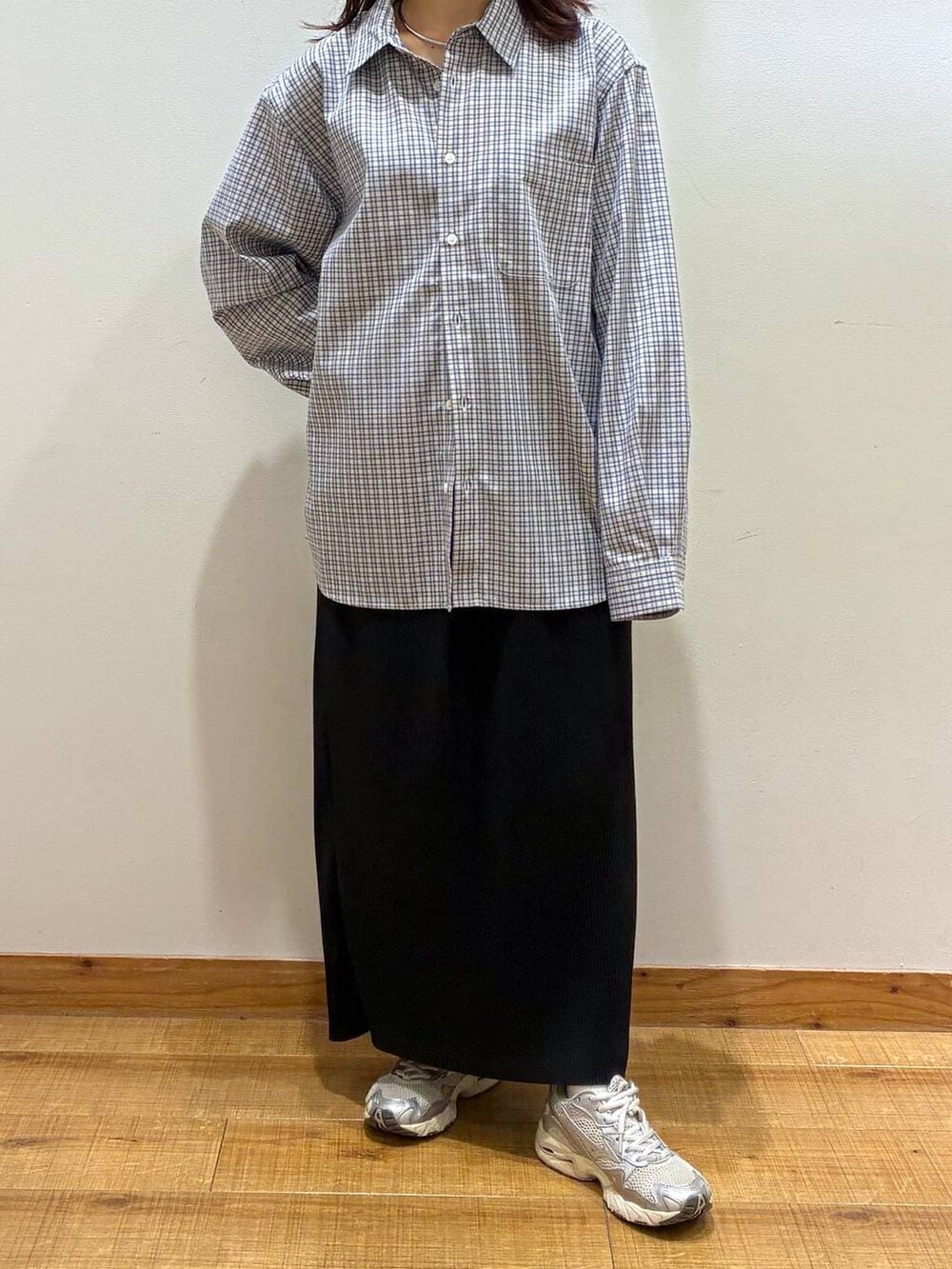 ホワイト系のショルダーバッグ、ブルー系のシャツ/ブラウス、ブラック系のベストを着用したレディースの春コーディネートの3枚目の写真