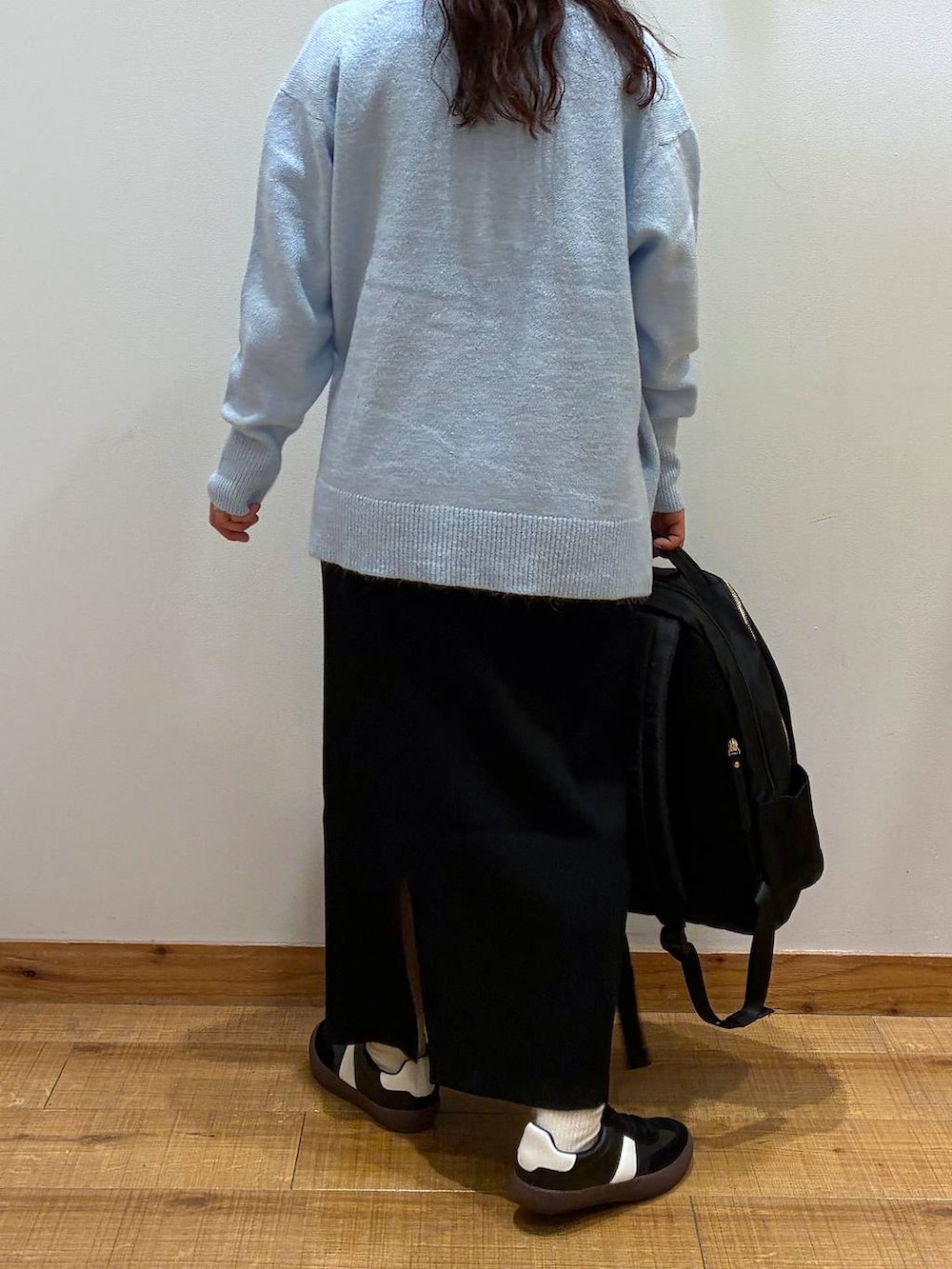 ブラック系のスニーカー、ブルー系のカーディガン/ボレロ、ホワイト系のTシャツ/カットソーを着用したレディースの秋コーディネートの3枚目の写真