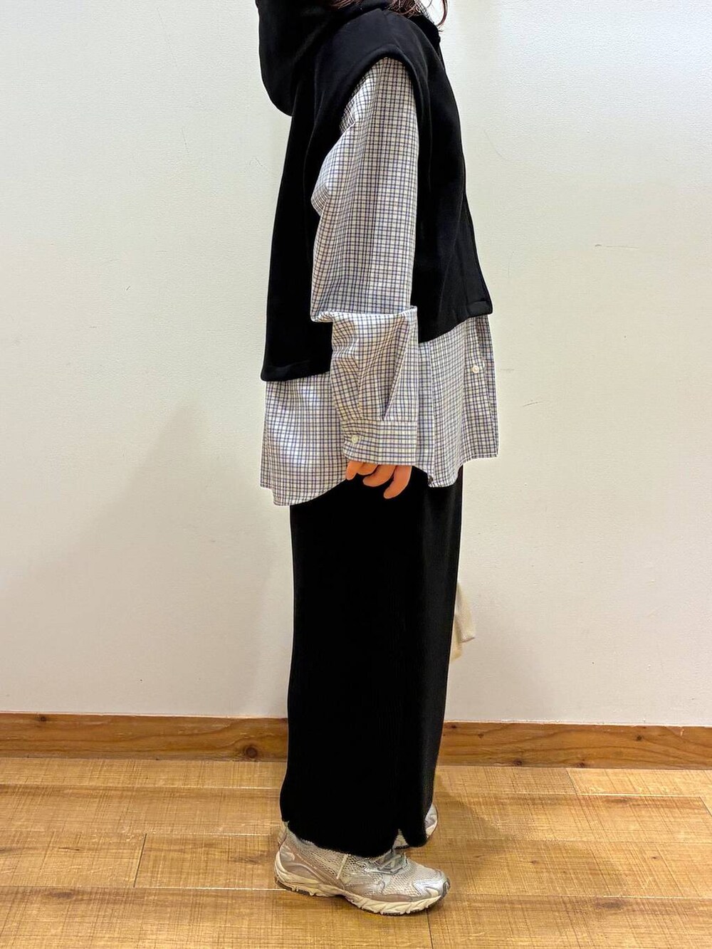 ホワイト系のショルダーバッグ、ブルー系のシャツ/ブラウス、ブラック系のベストを着用したレディースの春コーディネートの2枚目の写真