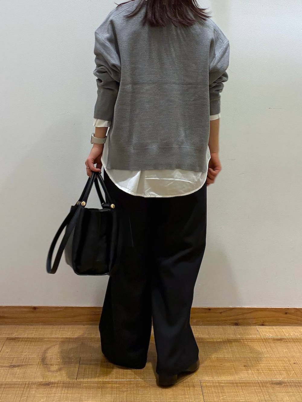 ホワイト系のシャツ/ブラウス、ブラック系のパンプス、グレー系のニット/セーターを着用したレディースの春コーディネートの3枚目の写真