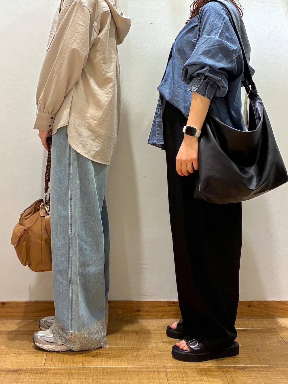 ブルー系のシャツ/ブラウス、グレー系のタンクトップ、ホワイト系のTシャツ/カットソーを着用したレディースの夏コーディネートの2枚目の写真