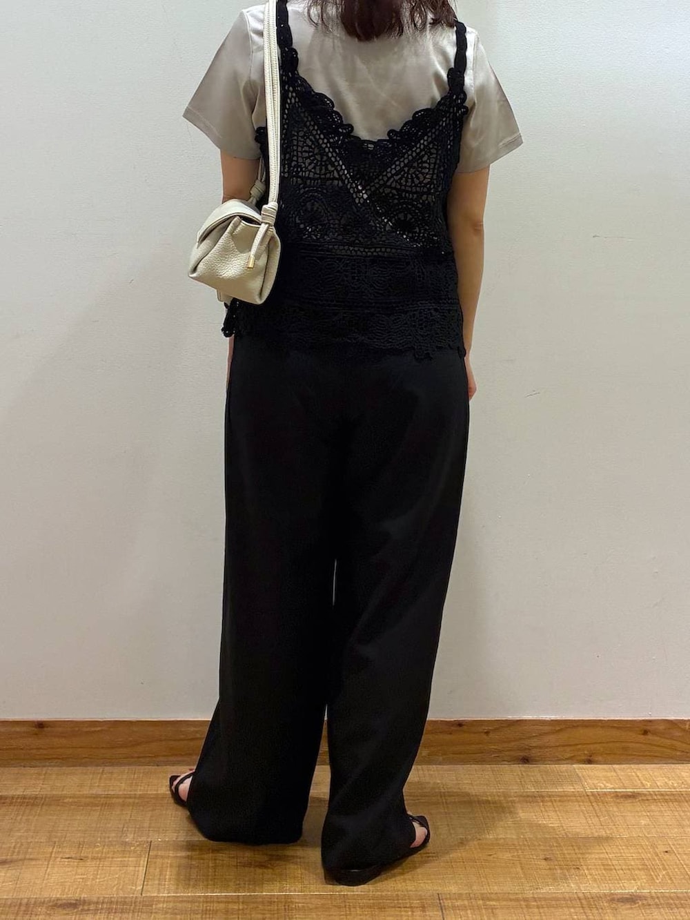 ベージュ系のショルダーバッグ、ブラック系のその他パンツ、ブラック系のサンダルを着用したレディースの夏コーディネートの2枚目の写真