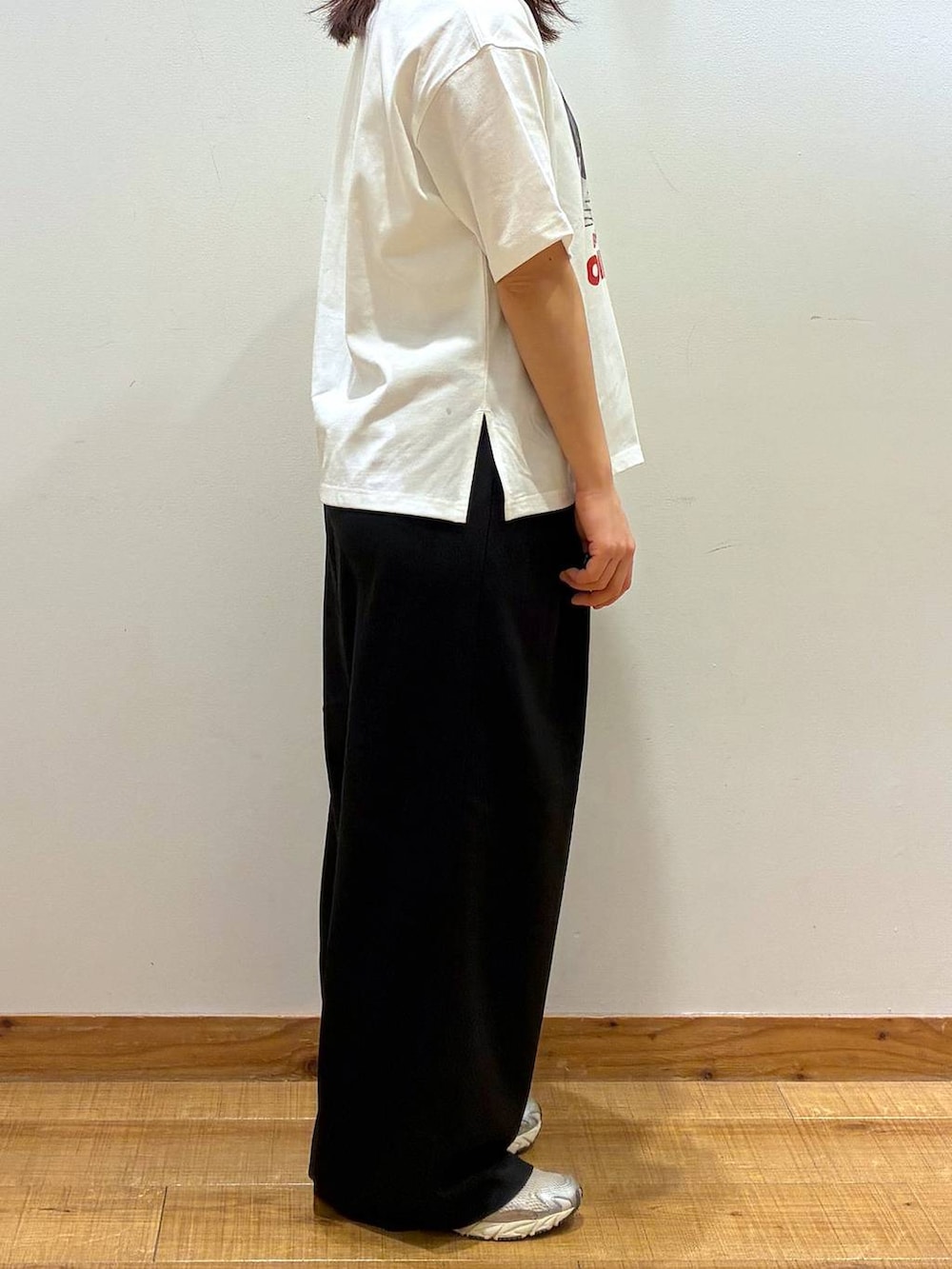 その他のトートバッグ、ブルー系のデニムジャケット、ブラック系のその他パンツを着用したレディースの春コーディネートの5枚目の写真