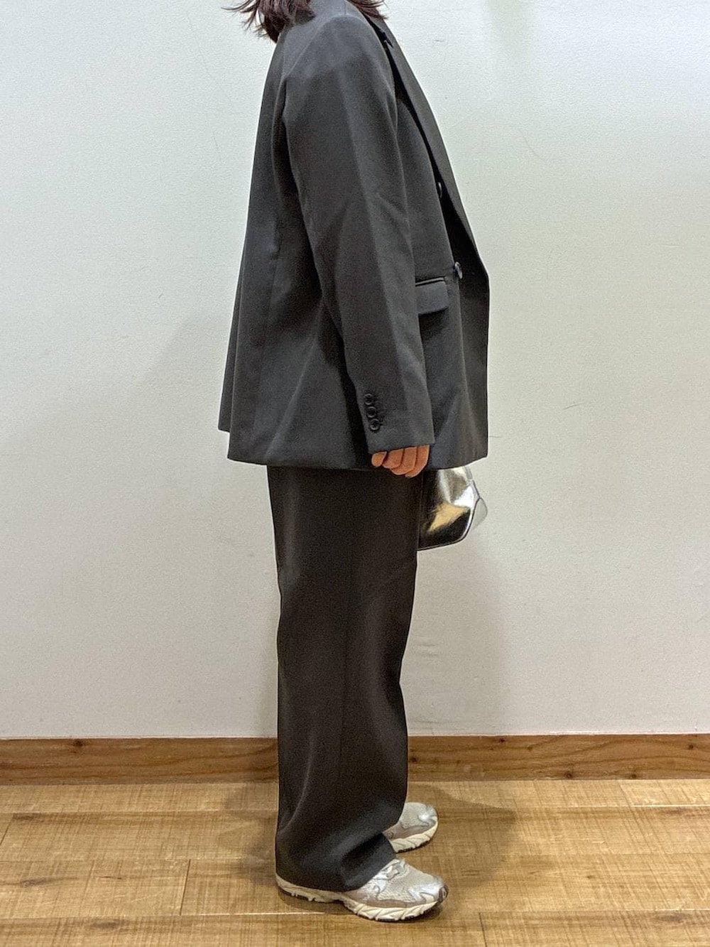 シルバー系のショルダーバッグ、ホワイト系のTシャツ/カットソー、グレー系のその他パンツを着用したレディースの冬コーディネートの2枚目の写真