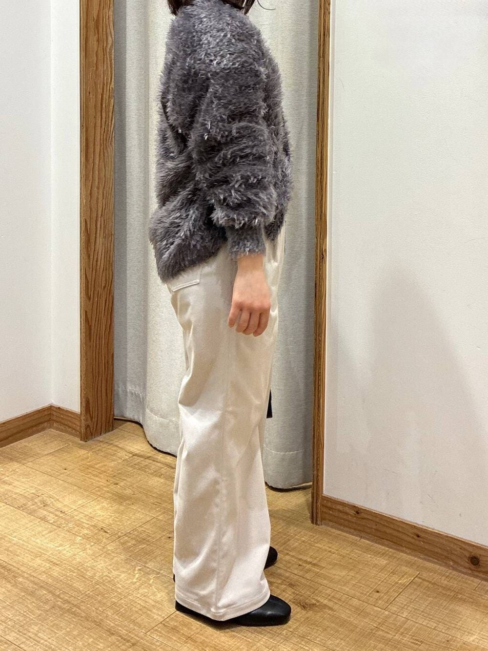 ブラック系のショルダーバッグ、ブラック系のニット/セーター、グレー系のその他パンツを着用したレディースの冬コーディネートの2枚目の写真