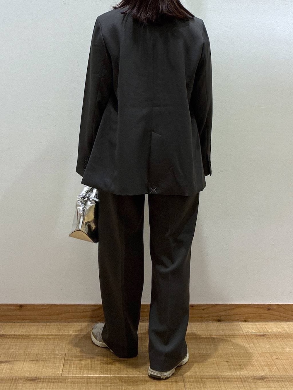 シルバー系のショルダーバッグ、ホワイト系のTシャツ/カットソー、グレー系のその他パンツを着用したレディースの冬コーディネートの3枚目の写真