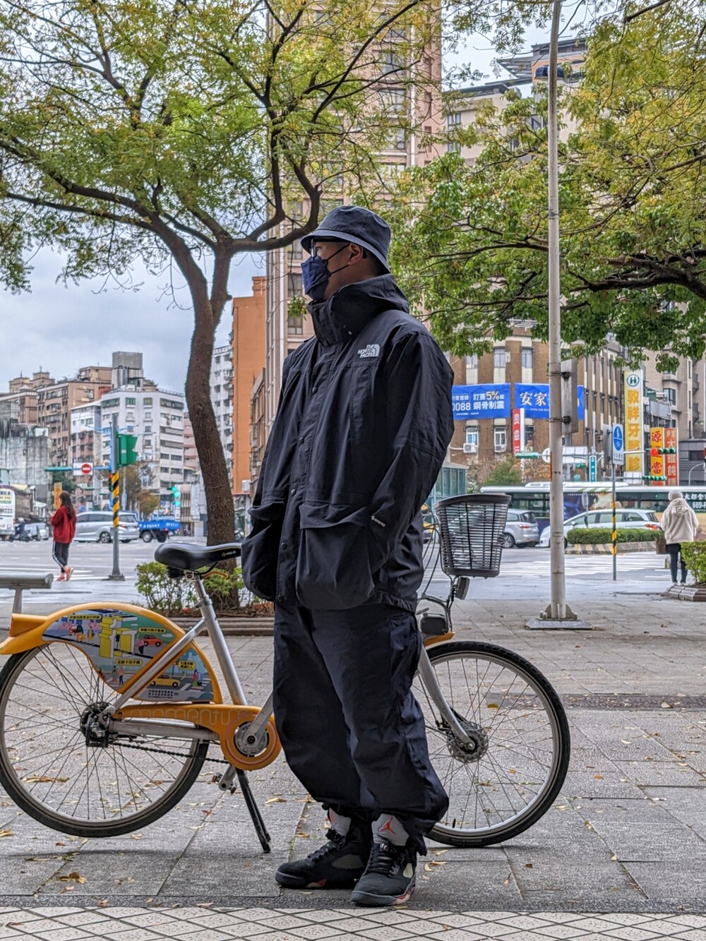 ブラック系のジャケット/アウター、ブルー系のパンツ、ブラック系のスニーカーを着用したメンズの冬コーディネートの2枚目の写真