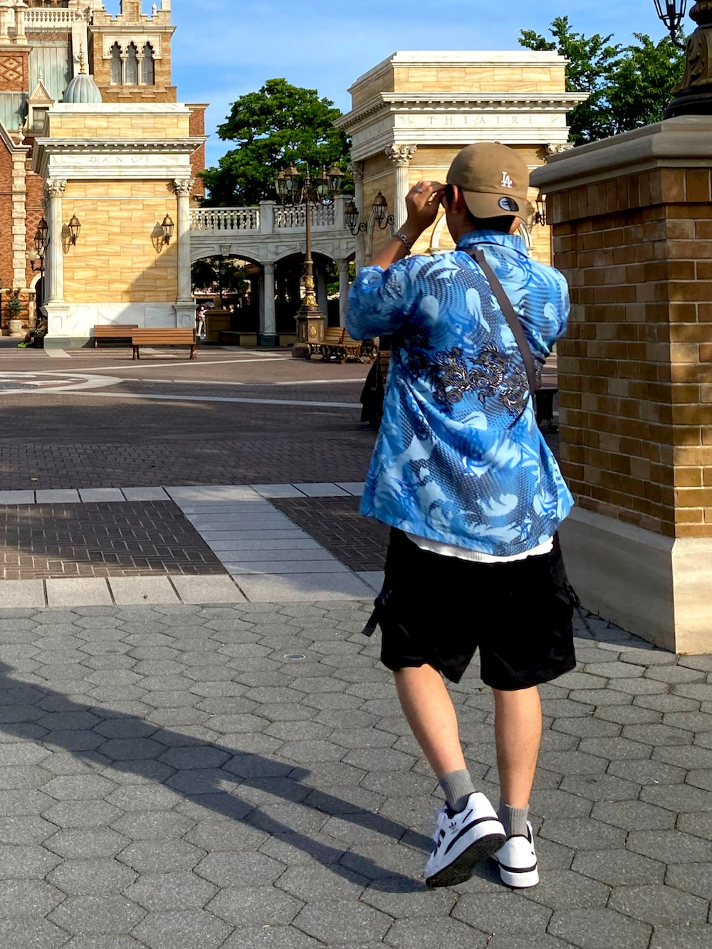 ブラック系のその他パンツ、ブルー系のシャツ/ブラウス、グレー系のボディバッグ/ウエストポーチを着用したメンズの夏コーディネートの2枚目の写真