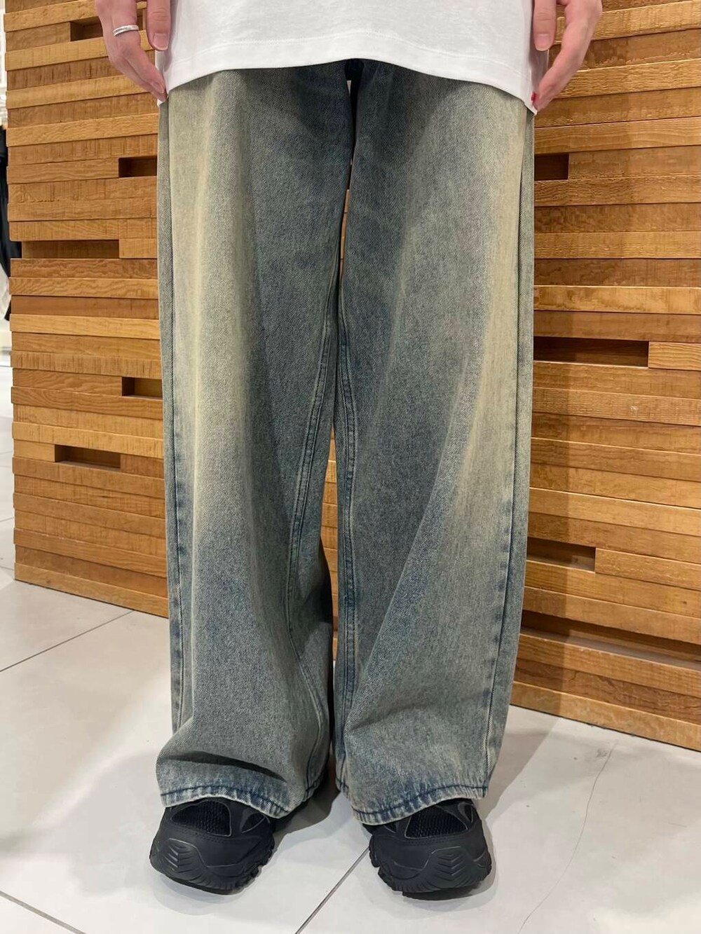 ブルー系のデニムパンツを着用したメンズの夏コーディネートの3枚目の写真