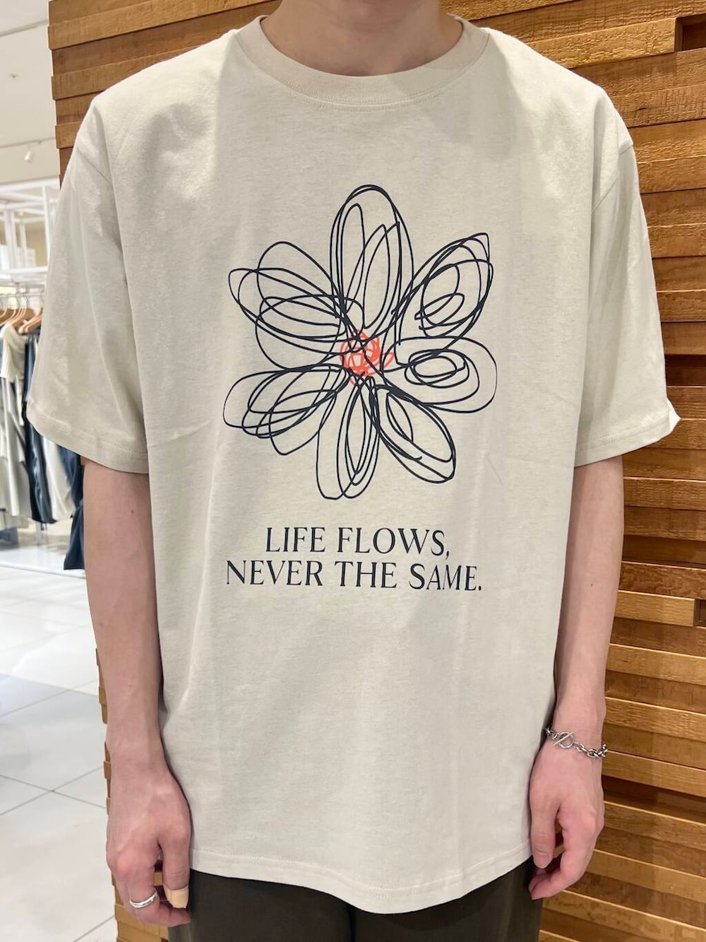「アーバンリサーチ、センスオブプレイス、ワイドパンツ、Tシャツ、ベイカーパンツ、夏服、senseofprlece、1枚で決まるtシャツ」｜「SENSE OF PLACE by URBAN RESEARCHのカツラギペインターワイドパンツ（チノパンツ、グリーン系）」を使った、HI_ROさん（メンズ・166cm）の夏コーディネートの2枚目の写真