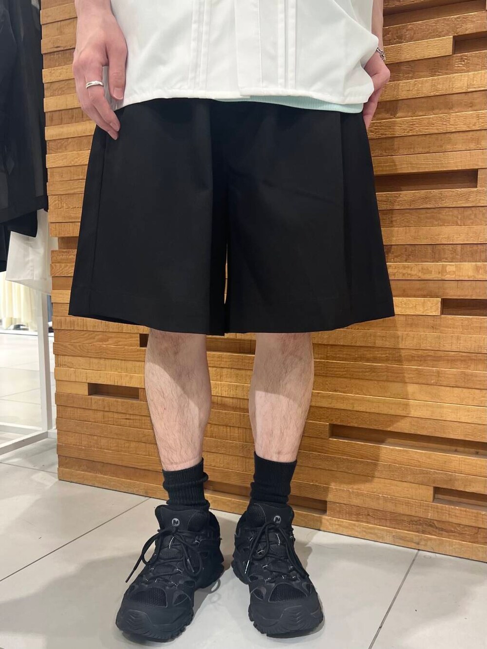 ブラック系のその他パンツ、ホワイト系のシャツ/ブラウス、グリーン系のタンクトップを着用したメンズの夏コーディネートの3枚目の写真