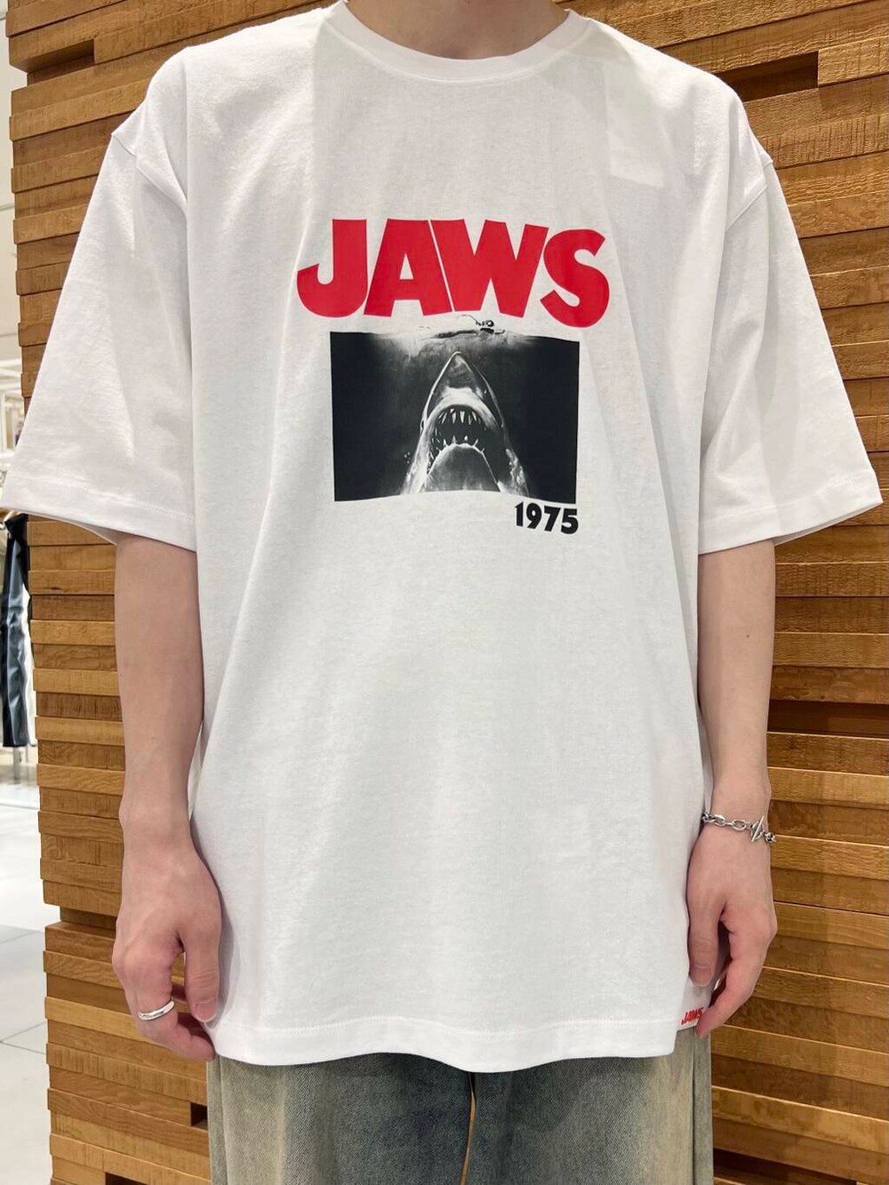 ブルー系のデニムパンツを着用したメンズの夏コーディネートの2枚目の写真