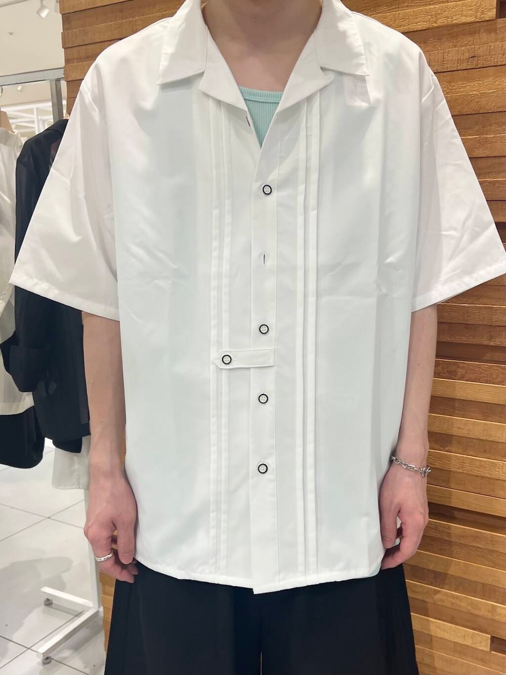 ブラック系のその他パンツ、ホワイト系のシャツ/ブラウス、グリーン系のタンクトップを着用したメンズの夏コーディネートの2枚目の写真