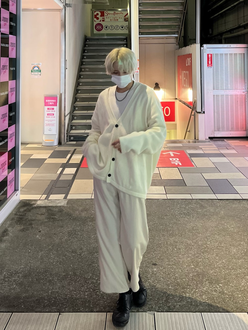 ホワイト系のカーディガン/ボレロ、ホワイト系のパンツを着用したメンズの秋コーディネートの3枚目の写真