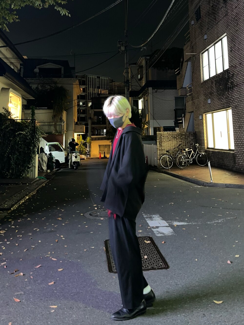 ブラック系のテーラードジャケット、レッド系のニット/セーターを着用したメンズの秋コーディネートの2枚目の写真