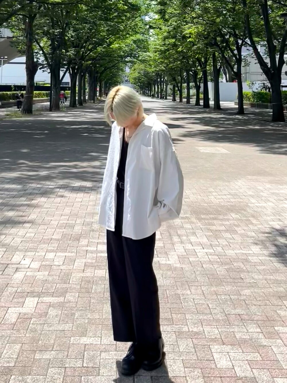 ホワイト系のシャツ/ブラウス、ブラック系のパンツを着用したメンズの夏コーディネートの5枚目の写真