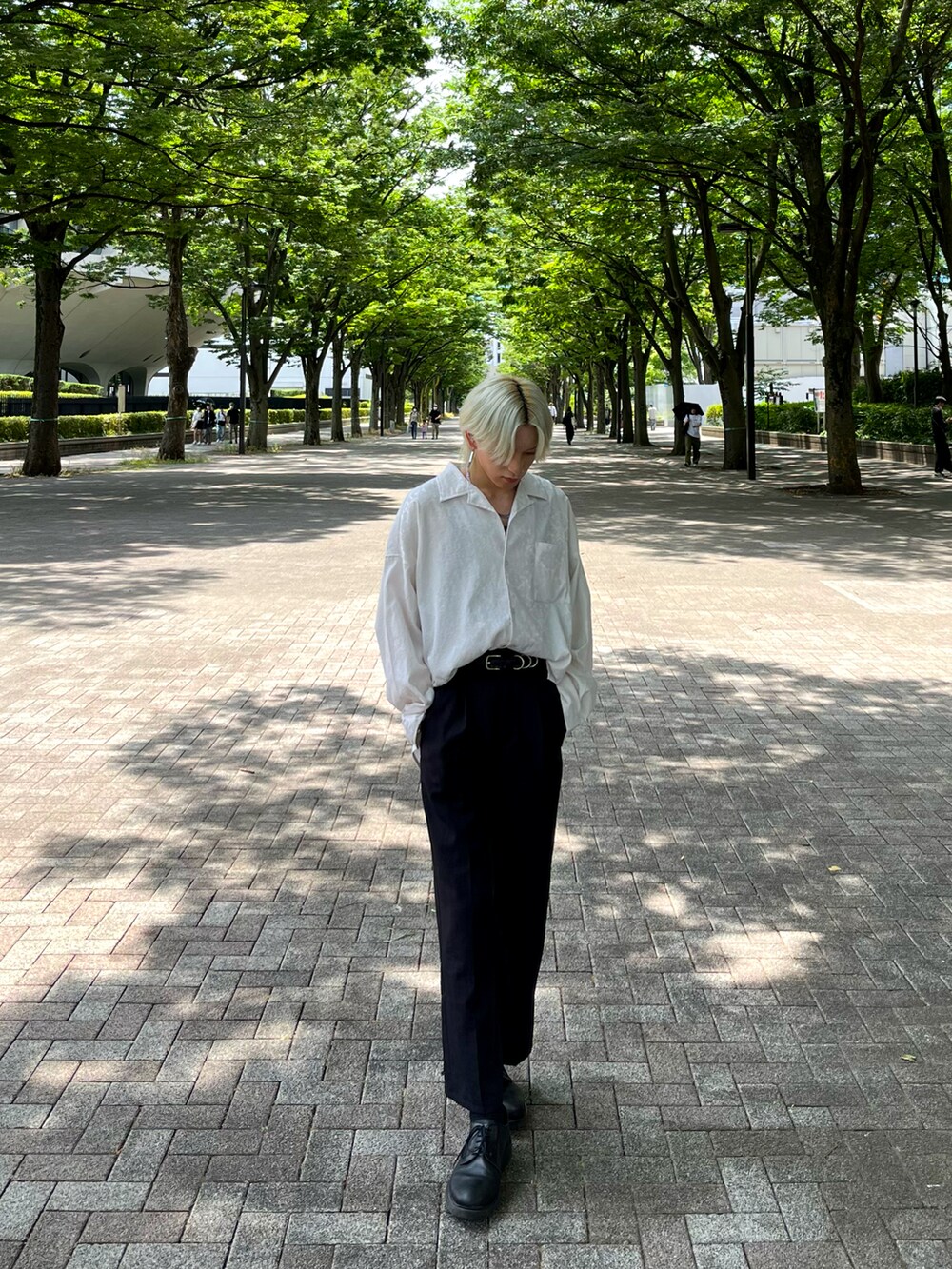 ホワイト系のシャツ/ブラウス、ブラック系のパンツを着用したメンズの夏コーディネートの3枚目の写真