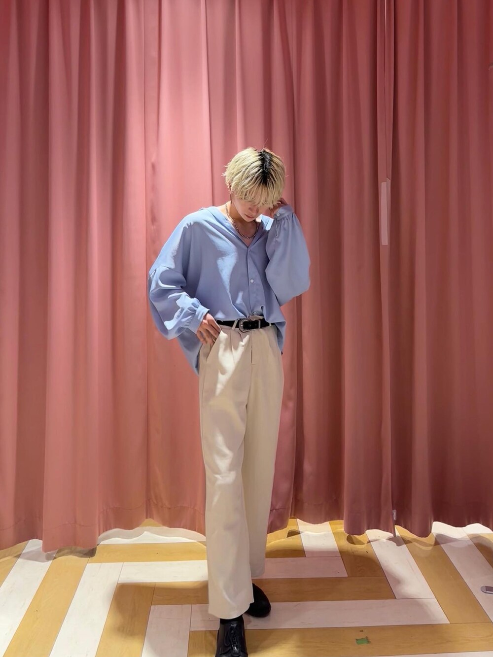 ホワイト系のスラックス、ブルー系のシャツ/ブラウスを着用したメンズの夏コーディネートの2枚目の写真