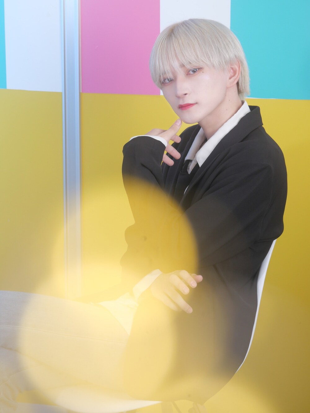 ブラック系のジャケット/アウター、ブルー系のパンツ、ブラック系のネクタイを着用したメンズの秋コーディネートの4枚目の写真