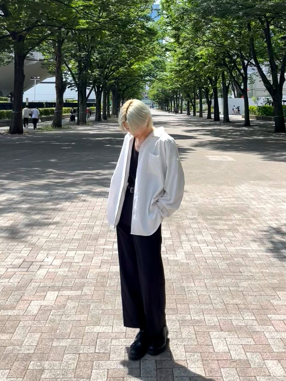 ホワイト系のシャツ/ブラウス、ブラック系のパンツを着用したメンズの夏コーディネートの4枚目の写真