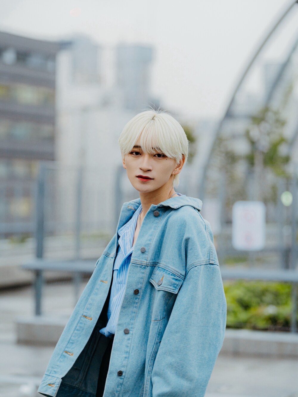 ブルー系のデニムジャケット、ブルー系のシャツ/ブラウスを着用したメンズの夏コーディネートの2枚目の写真