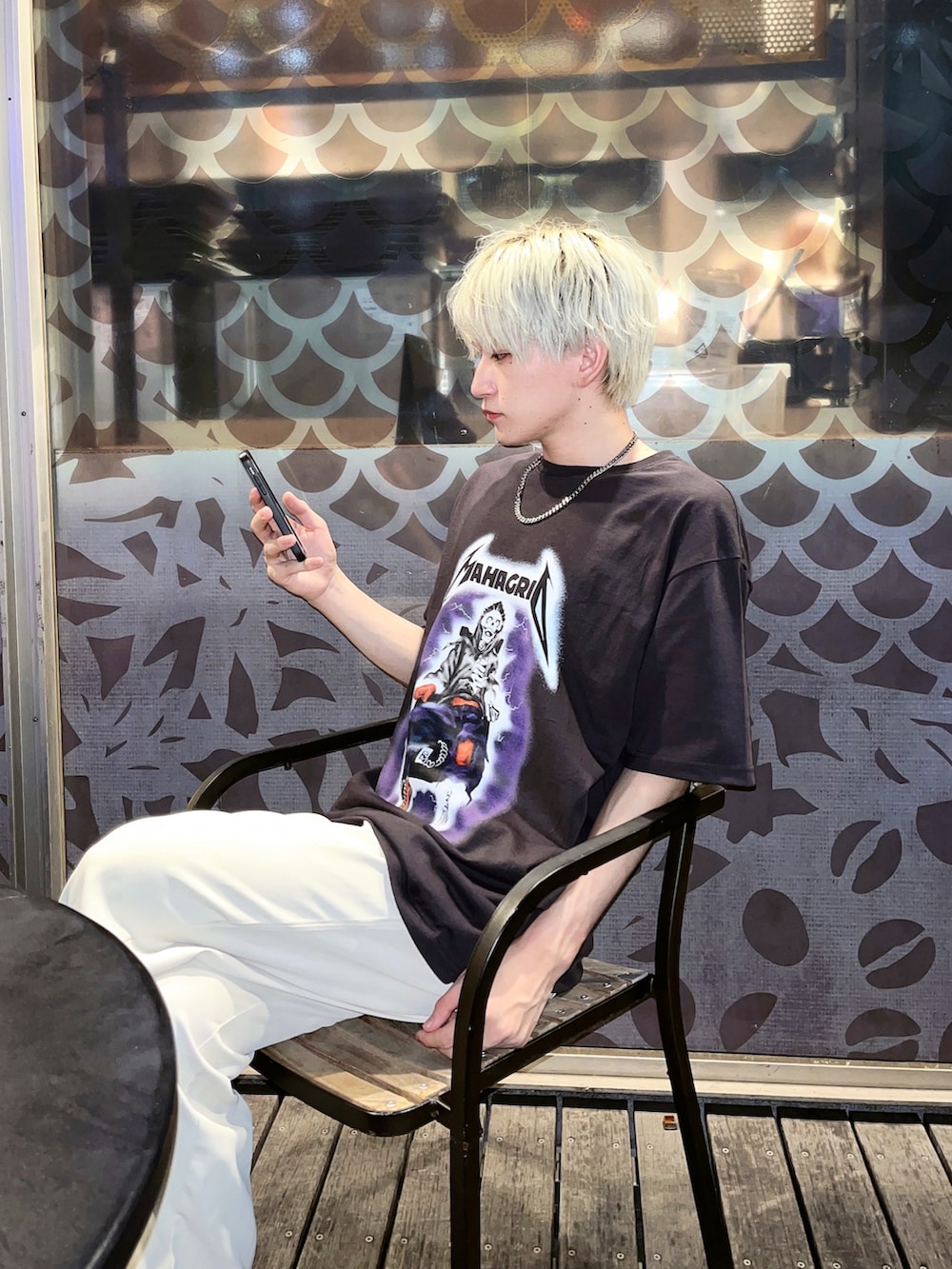 グレー系のTシャツ/カットソー、ホワイト系のパンツを着用したメンズの夏コーディネートの2枚目の写真