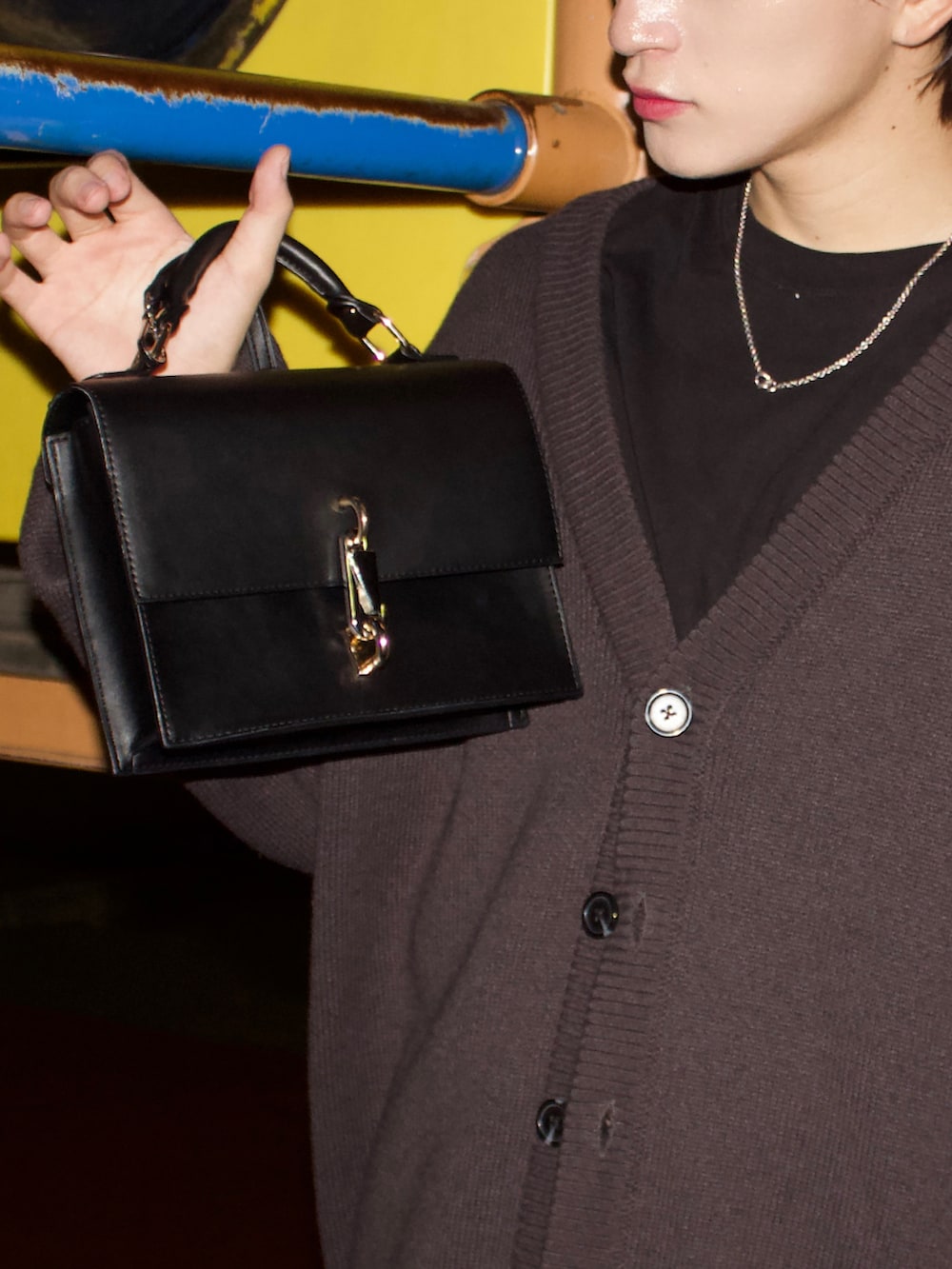 ブラウン系のカーディガン/ボレロ、ブラック系のショルダーバッグを着用したメンズの秋コーディネートの2枚目の写真