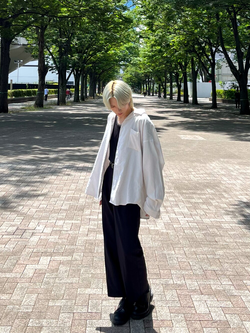 ホワイト系のシャツ/ブラウス、ブラック系のパンツを着用したメンズの夏コーディネートの2枚目の写真