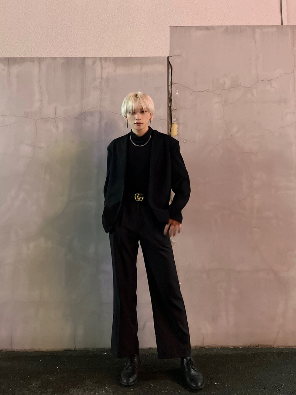 ブラック系のジャケット/アウターを着用したメンズの秋コーディネートの2枚目の写真