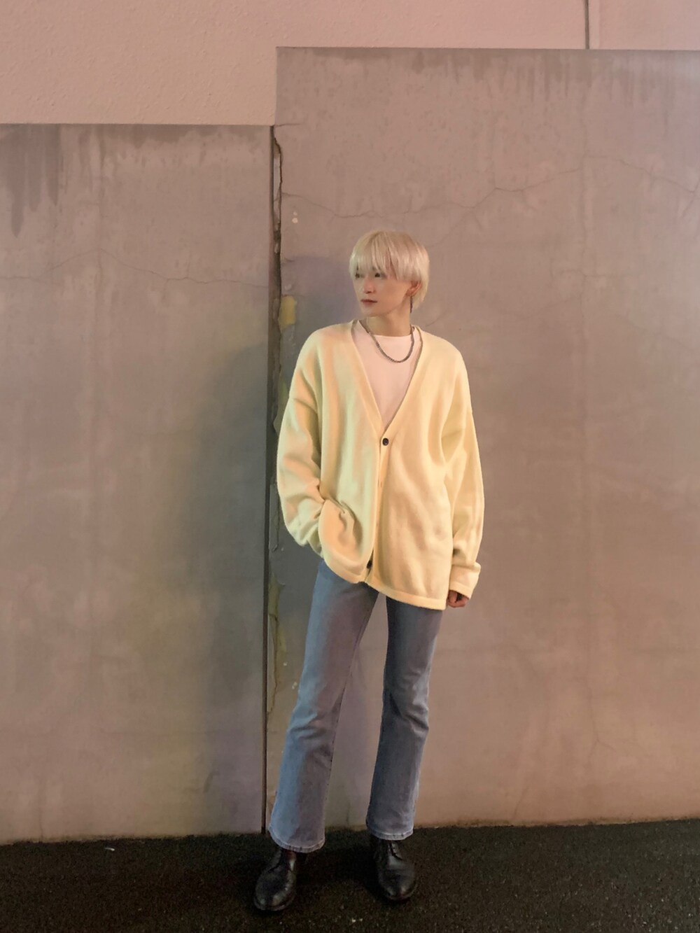 ホワイト系のカーディガン/ボレロを着用したメンズの秋コーディネートの2枚目の写真