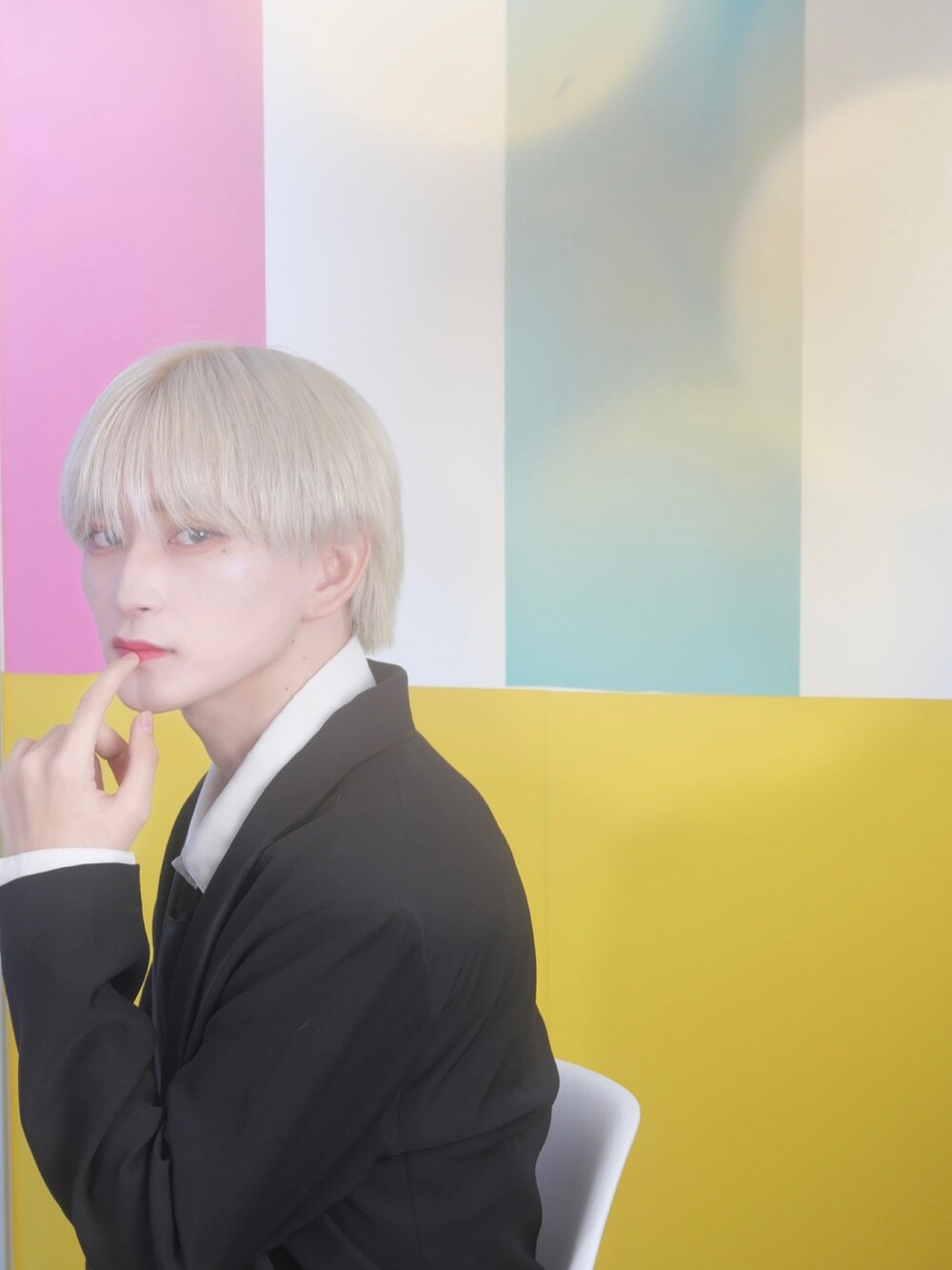 ブラック系のジャケット/アウター、ブルー系のパンツ、ブラック系のネクタイを着用したメンズの秋コーディネートの3枚目の写真