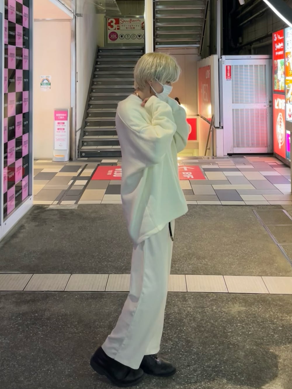 ホワイト系のカーディガン/ボレロ、ホワイト系のパンツを着用したメンズの秋コーディネートの2枚目の写真