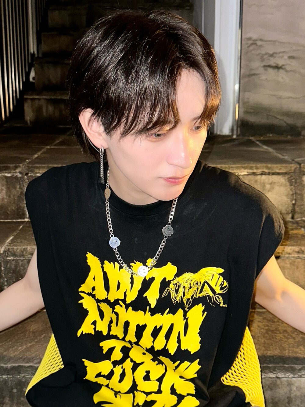 ブラック系のタンクトップを着用したメンズの春コーディネートの2枚目の写真