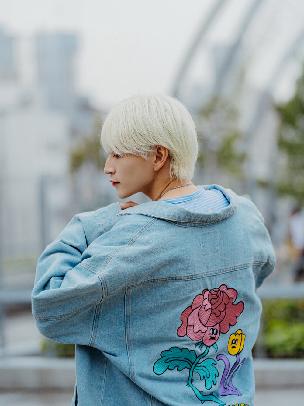 ブルー系のデニムジャケット、ブルー系のシャツ/ブラウスを着用したメンズの夏コーディネートの3枚目の写真