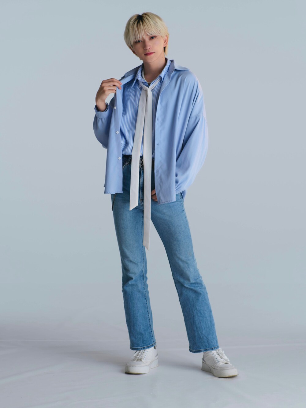 ブルー系のシャツ/ブラウス、ブルー系のシャツ/ブラウス、ブルー系のデニムパンツを着用したメンズの夏コーディネートの2枚目の写真