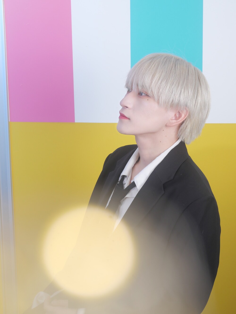 ブラック系のジャケット/アウター、ブルー系のパンツ、ブラック系のネクタイを着用したメンズの秋コーディネートの2枚目の写真