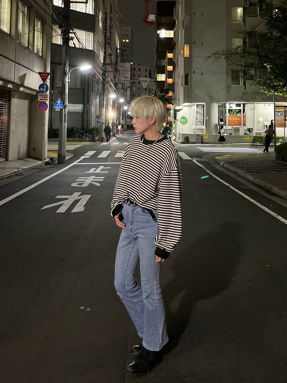 ブラック系のTシャツ/カットソー、ブルー系のデニムパンツを着用したメンズの秋コーディネートの2枚目の写真