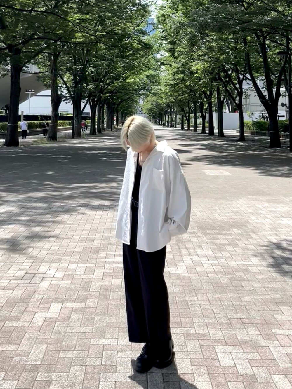 ホワイト系のシャツ/ブラウス、ブルー系のデニムパンツを着用したメンズの夏コーディネートの3枚目の写真