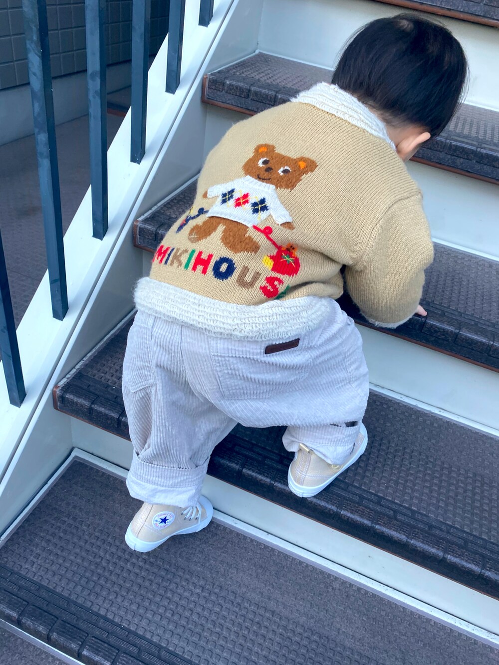 「CONVERSEのアイテム（スニーカー、ベージュ系）」を使った、mさん（キッズ・90cm）の冬コーディネートの2枚目の写真
