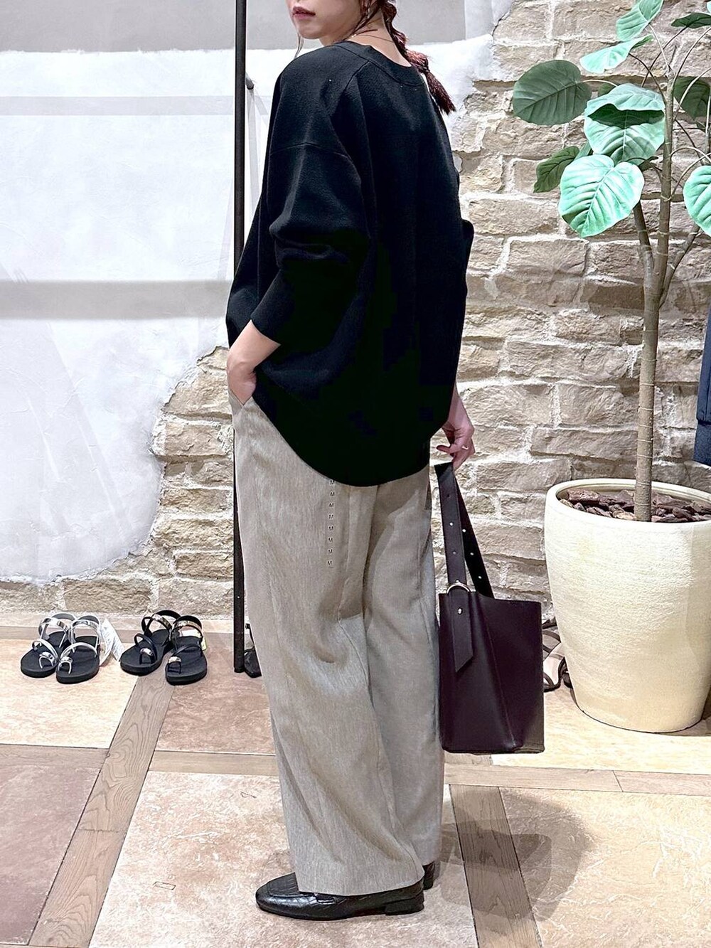 ブラック系のローファー、ブラウン系のショルダーバッグ、ブラック系のタンクトップを着用したレディースの秋コーディネートの4枚目の写真