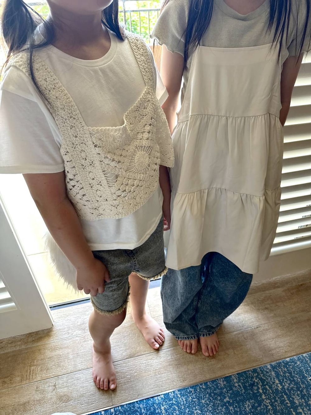 ベージュ系のチュニック、グレー系のデニムパンツ、ブラウン系のデニムパンツを着用したキッズの夏コーディネートの4枚目の写真